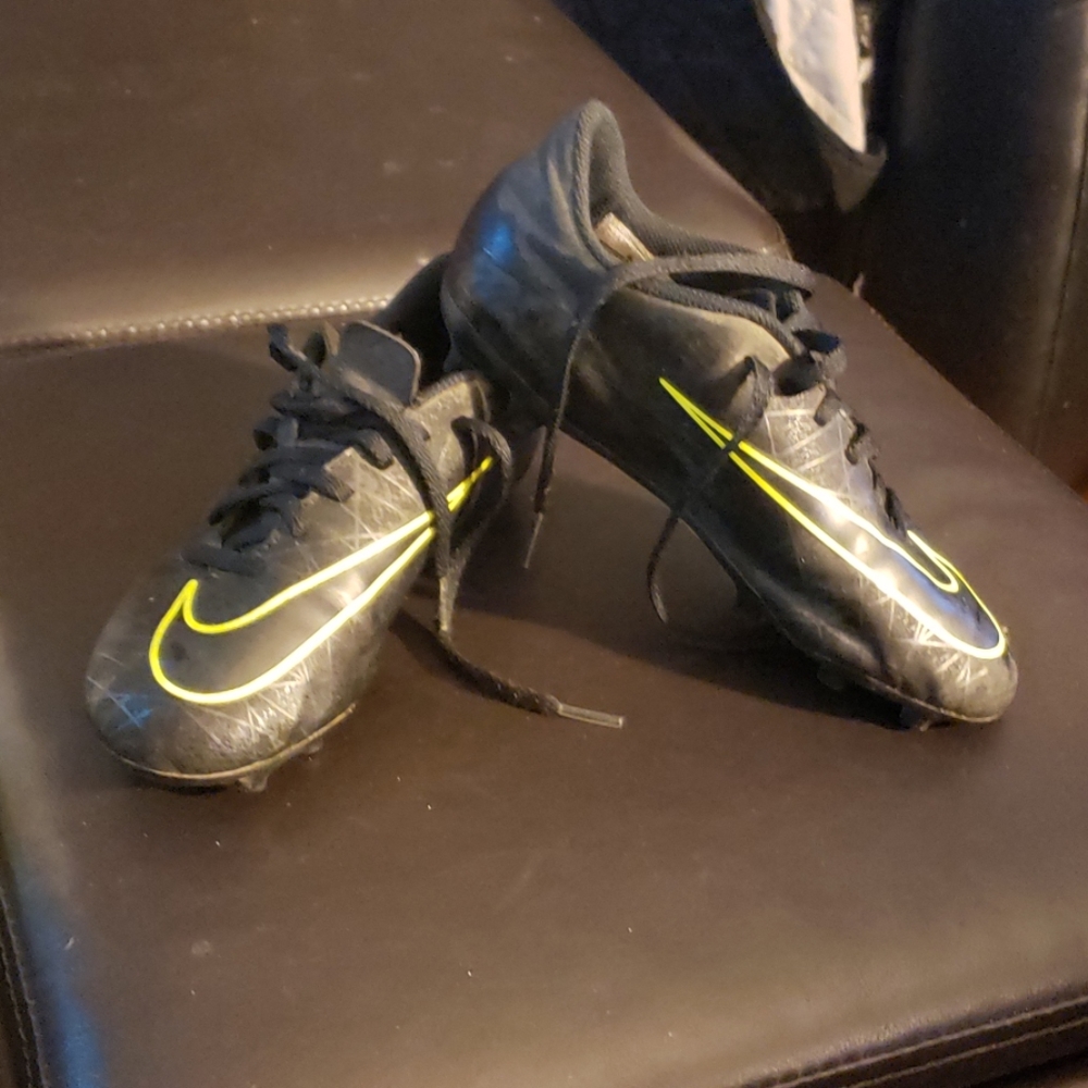 Boys soccer cleats size 2.5